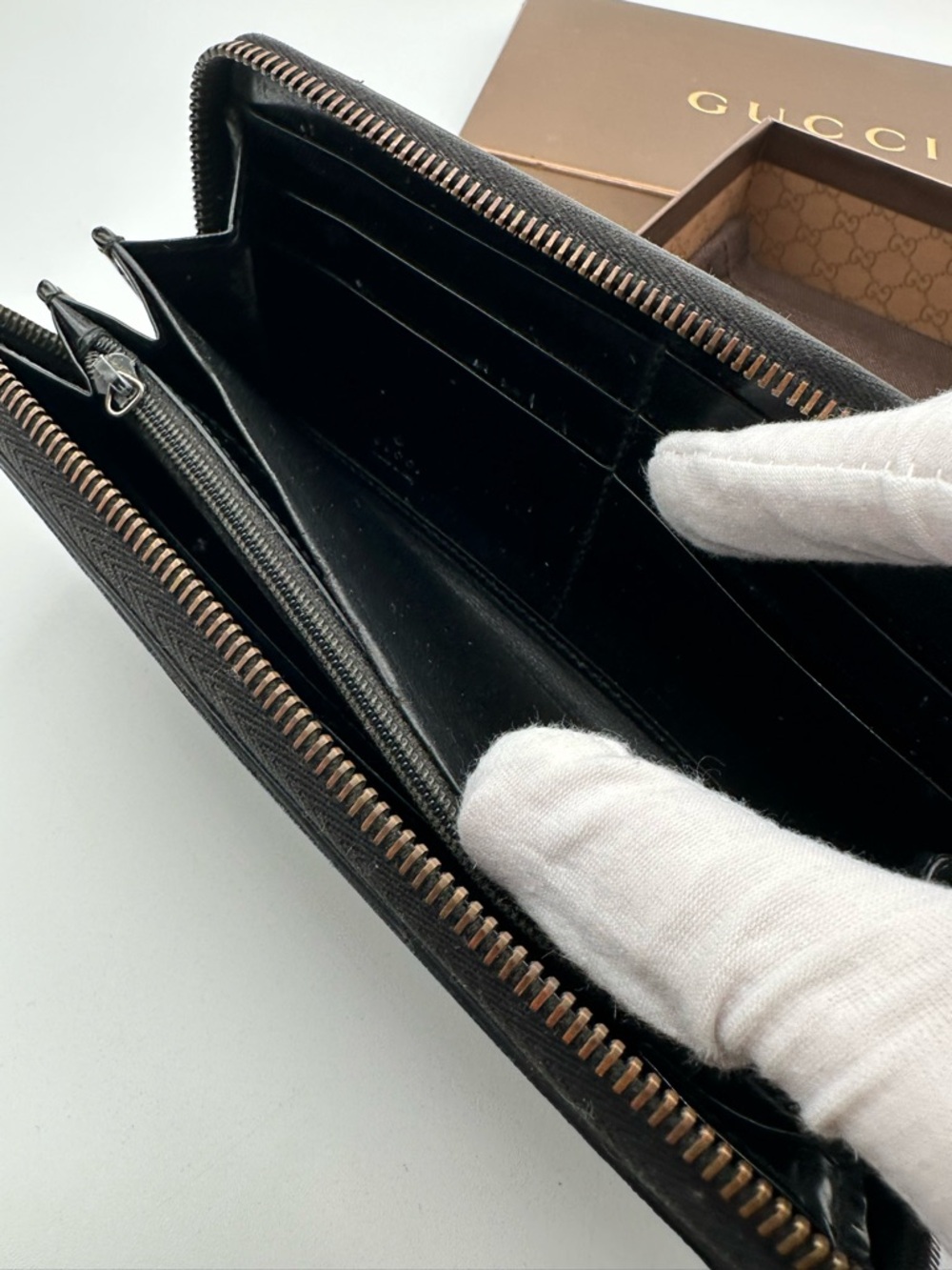 Gucci Holographic Zip Around Wallet - Picture 10 of 12